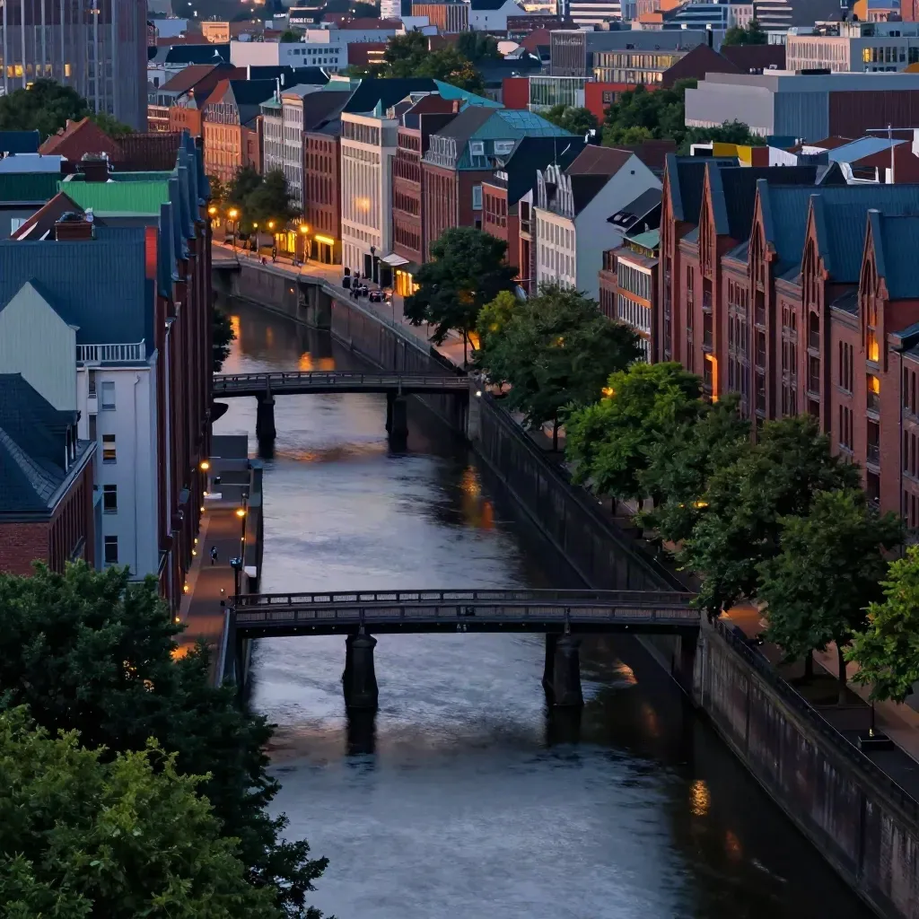 Blick über Hamburg Mitte bei Blauhour mit Kanälen, Backsteinbrücken und ruhigen Uferzonen.